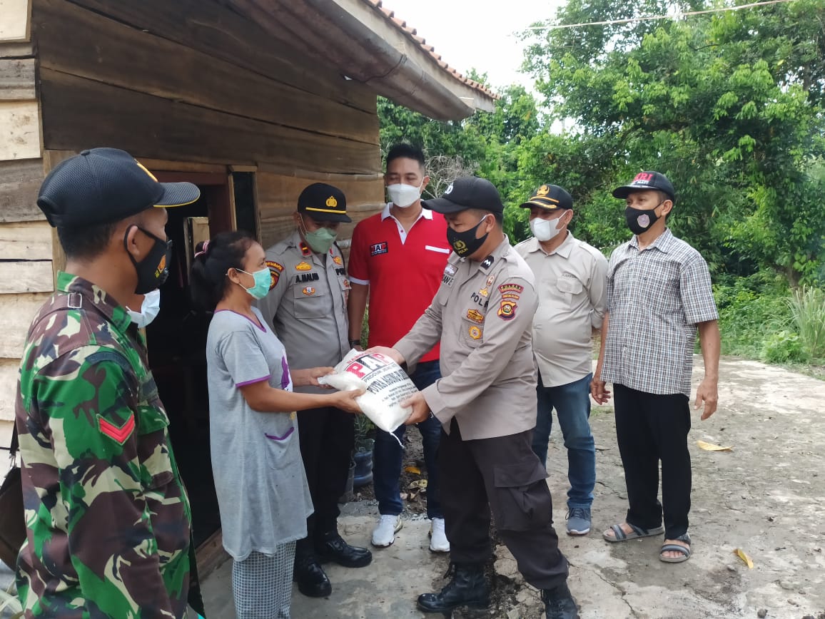Polsek Lengkiti Bekerja sama PT.Putra Agung Plasindo Bagikan 220 Paket Sembako