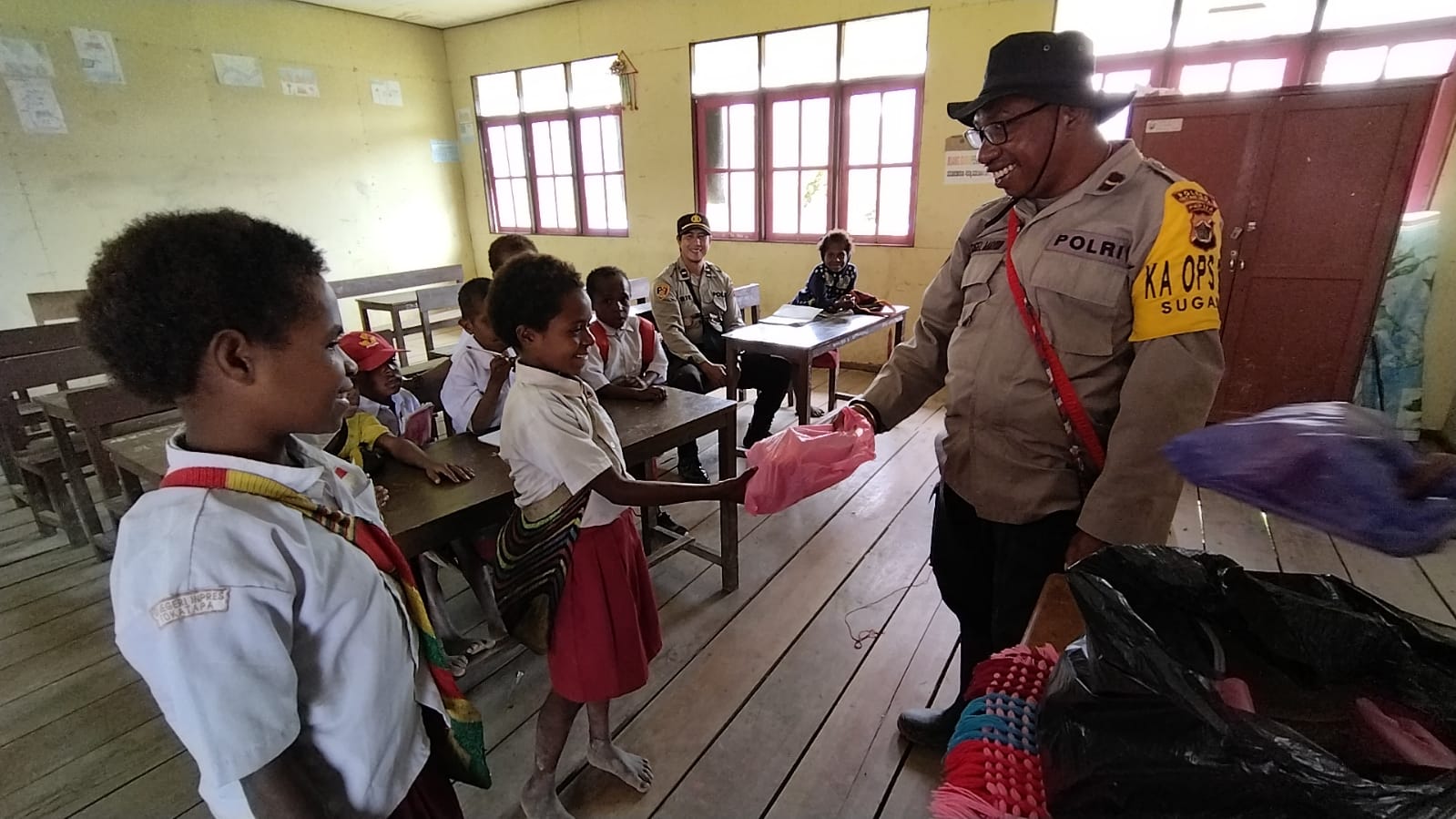 Cerdaskan Generasi Muda Sejak Usia Dini, Binmas Noken Turun Langsung Ke Sekolah