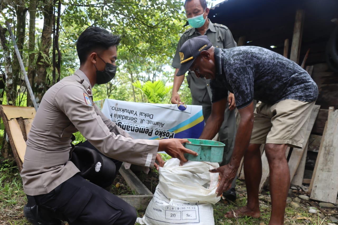 Satgas Binmas Berikan Bantuan Pakan Ternak Babi Kepada Masyarakat di Yahukimo