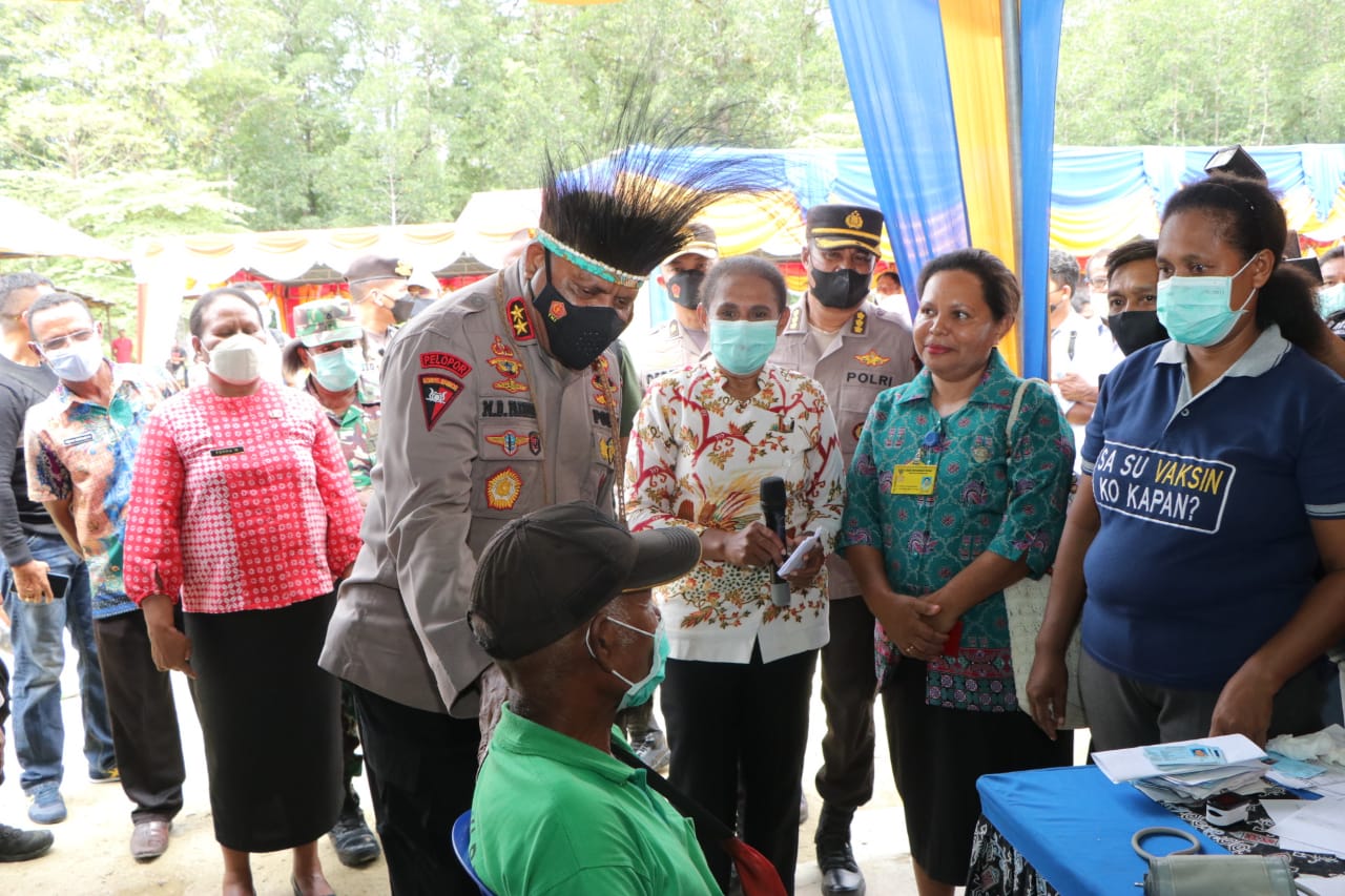 Kunjungi kabupaten supiori, Kapolda Papua tinjau gerai vaksinasi presisi