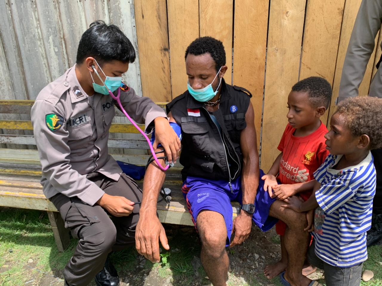 Berjalan Ratusan Kilometer, Satgas Binmas Datangi Rumah Warga Berikan Pelayanan Kesehatan di Yahukimo