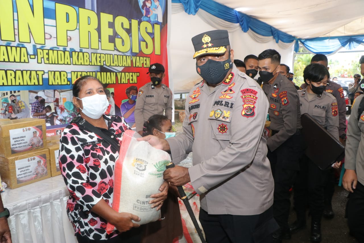 Kapolda Papua Bersama Forkopimda Meninjau Langsung Pelaksanaan Vaksinasi Massal di Kabupaten Kepulauan Yapen