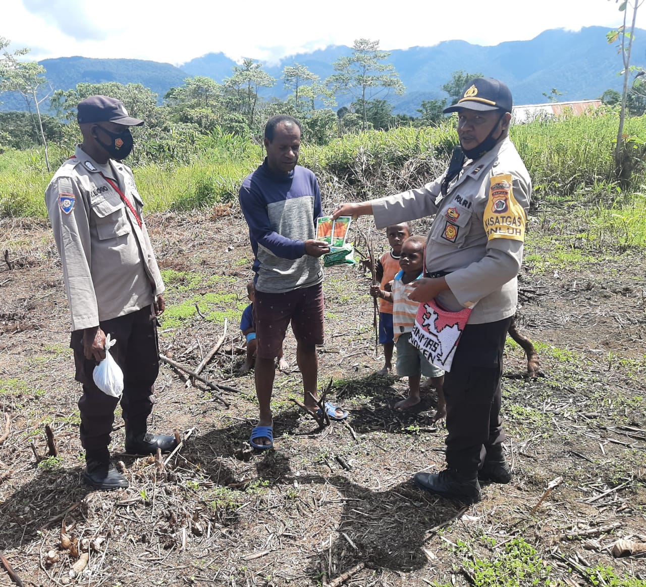 Satuan Bimas Polres Mamberamo Tengah Sambangi Tokoh Pemuda Desa Broges Distrik Kobakma
