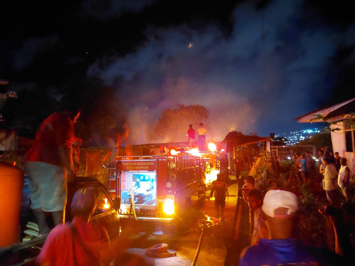 Diduga Akibat Tegangan Arus Pendek Listrik, Satu Unit Rumah Kos di Kota Jayapura Ludes Terbakar