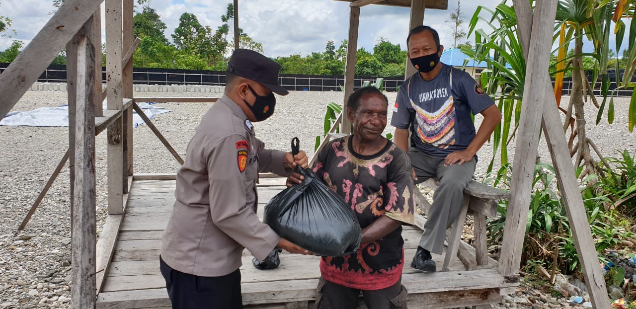 Satgas Binmas Berikan Bantuan Pakan Ternak Babi Kepada Masyarakat di Yahukimo