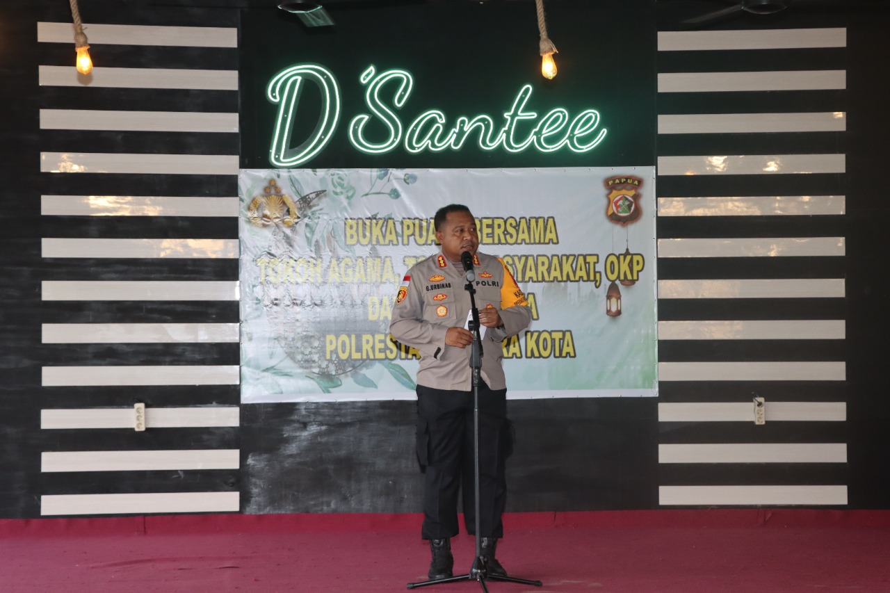 Apresiasi Para Tokoh Masyarakat Kota Jayapura Diberikan Kepada Kapolresta Saat Buka Puasa Bersama