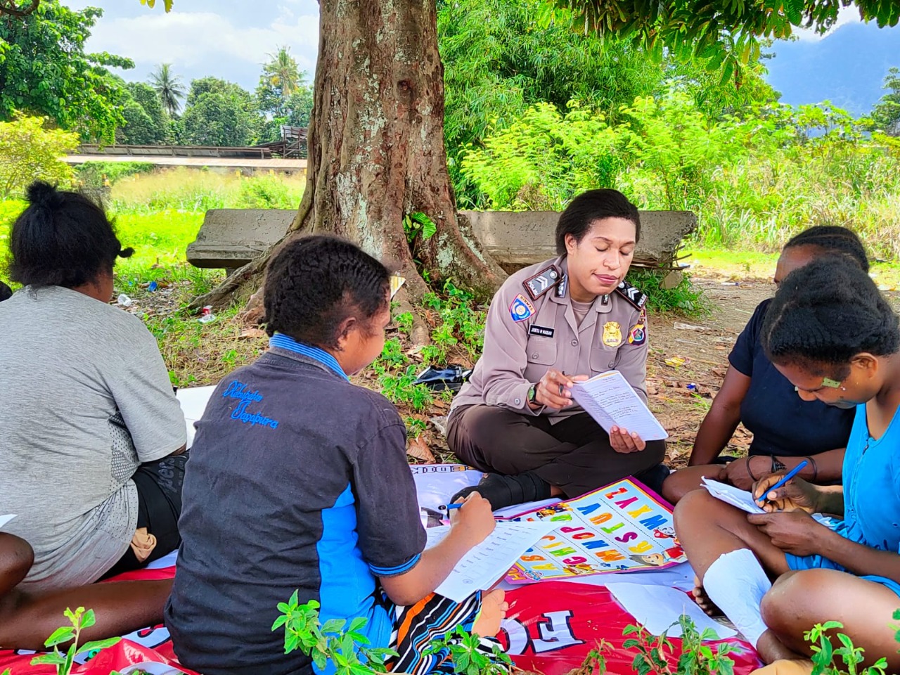 Gabus, Belajar Membaca dan Menulis Bersama Srikandi Polri Polres Jayapura