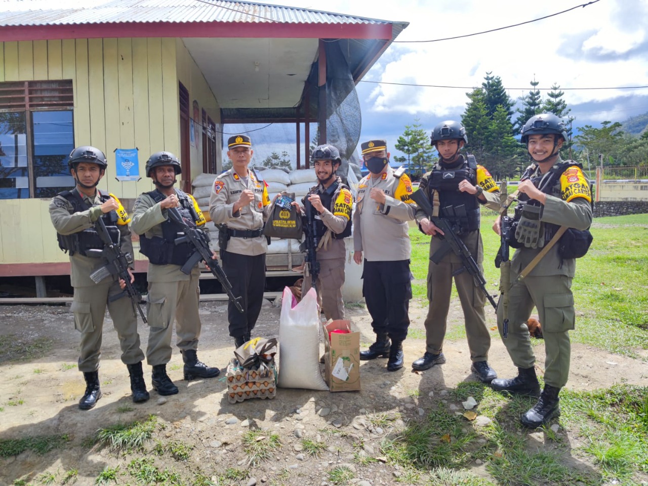 Ka Opsres Damai Cartenz Pegunungan Bintang Berikan Bingkisan Kepada TNI-Polri Jelang Idul Fitri