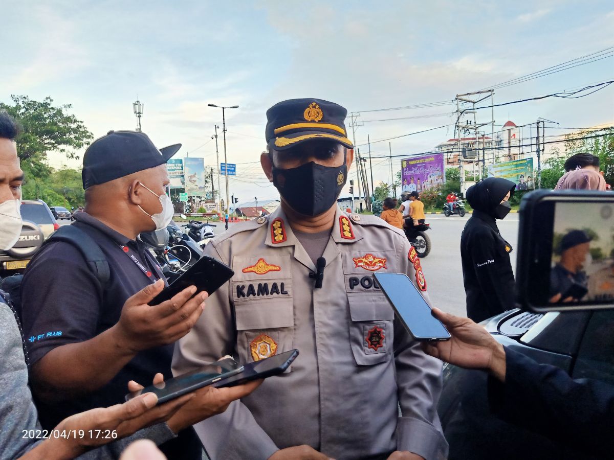 Bid Humas Polda Papua Bersama Jurnalis Bagikan Ratusan Takjil untuk Pengendara