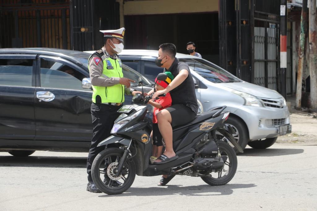 H+2 Lebaran, Personil Ops Ketupat 2022 Pengaturan Arus Lalin di Depan Mega Waena Kota Jayapura