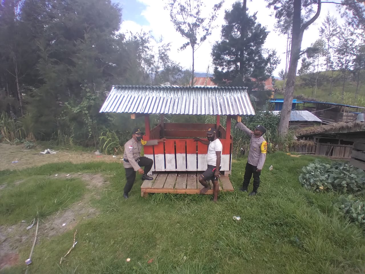 Cek Langsung Perkembangan Ternak, Binmas Noken Kunjungi Spot Peternakan Babi Milik Ibu Yapena Kulua