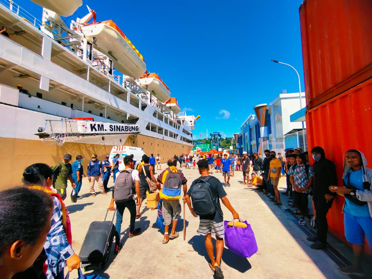 Antisipasi Selama Libur Lebaran, Personel Satgas Ops Ketupat Cartenz Gelar Pengamanan Kedatangan Kapal Pelni Km.Sinabung