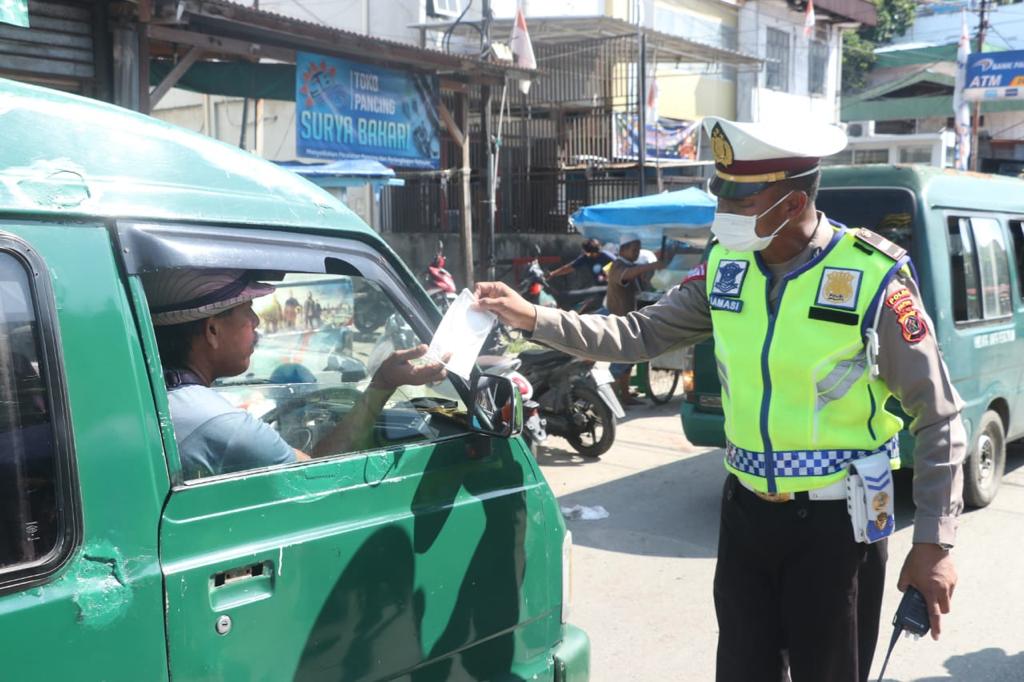Ops Ketupat Cartenz 2022, Personel bagikan Masker dan Berikan Himbauan Kamtibmas