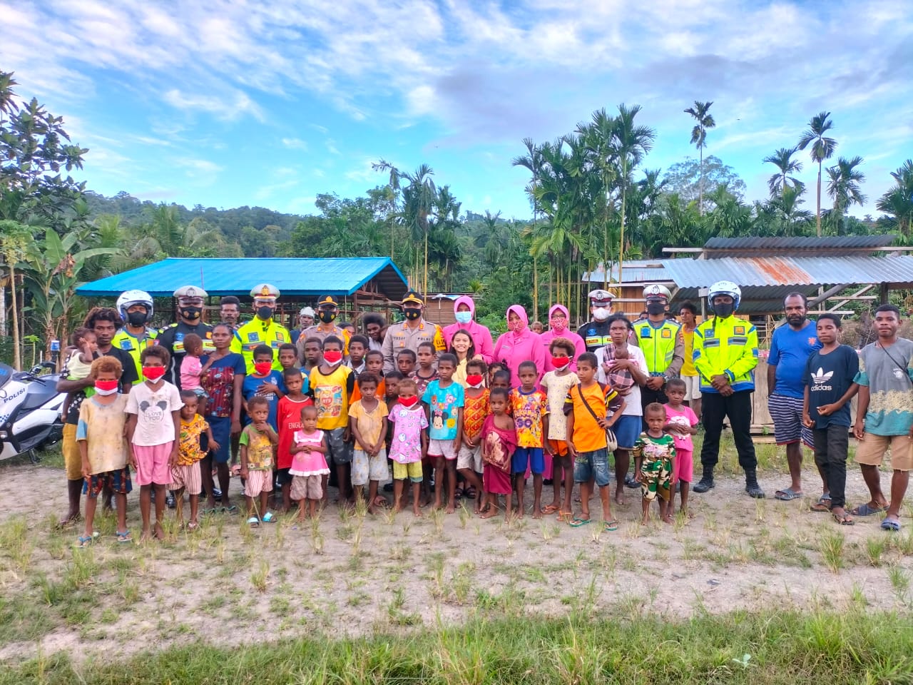 Bingkisan Lebaran Dari Polisi Untuk Anak-anak di Kampung Eri Kabupaten Mamberamo Raya