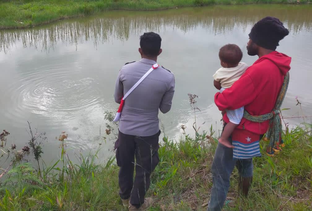 Cek Perkembangan Ikan, Binmas Noken Kunjungi Spot Perikanan Milik Ibu Novela Bamulki