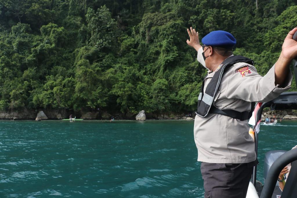 Gunakan Kapal Patroli Pol Airud, Personel Ops Ketupat Cartenz 2022 Pantau Lokasi Wisata di Kota Jayapura