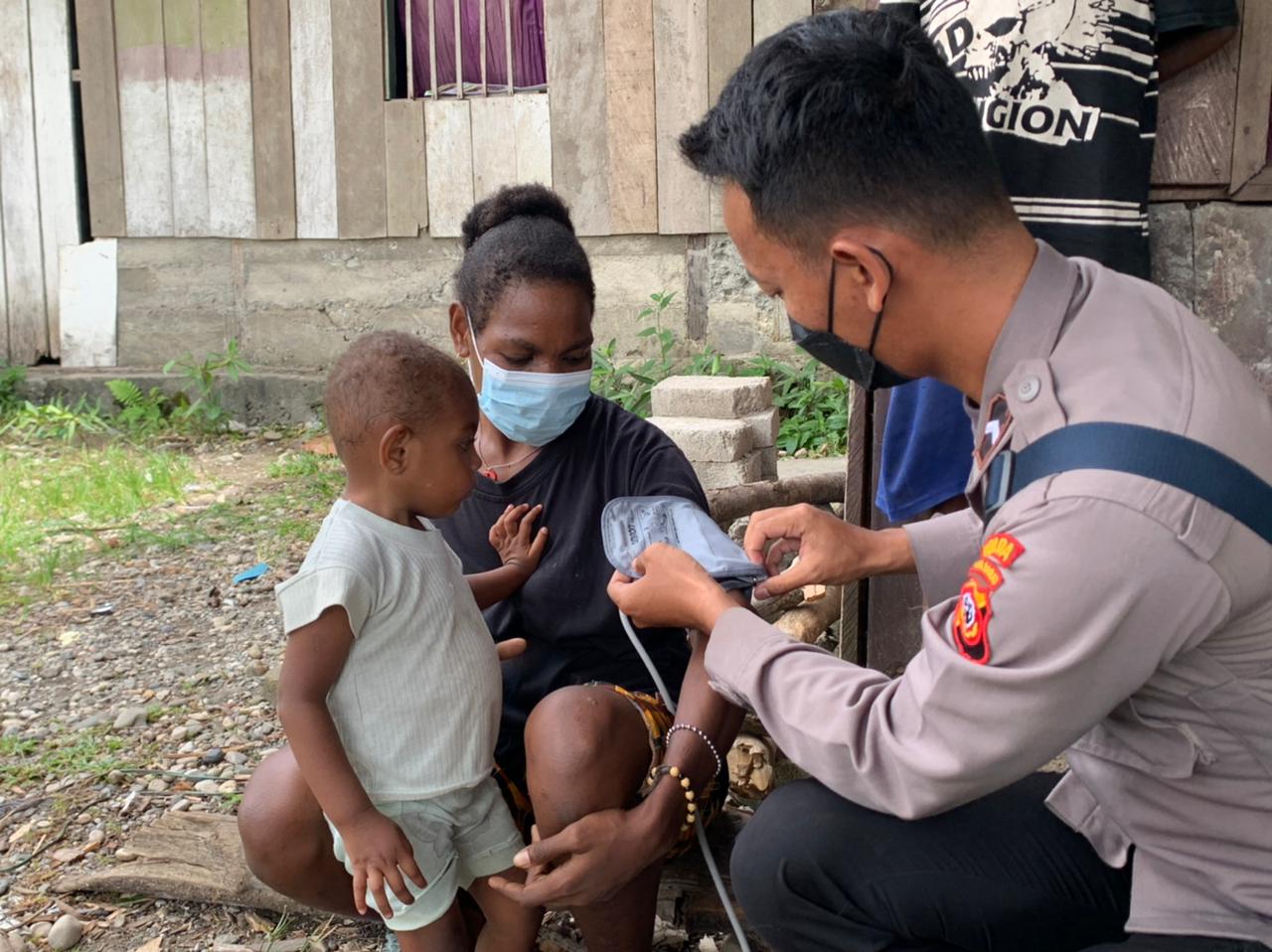 Tim Medis Satgas Binmas Noken Berikan Layanan Kesehatan Bagi Masyarakat Suku Momuna