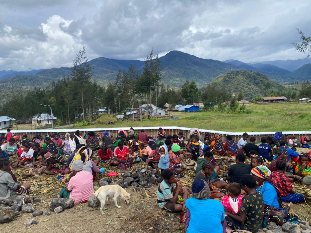 Pertama Kalinya, Momen Kebersamaan Ops Damai Cartenz Bersama Masyarakat Puncak Saat Bakar Batu