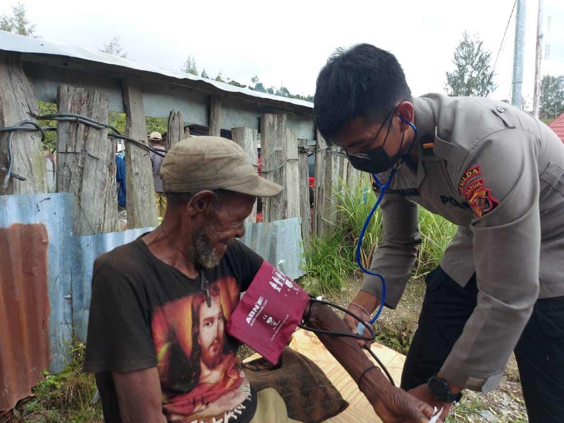 Polri Beri Layanan Kesehatan di Intan Jaya Melalui Program Keladi Sagu