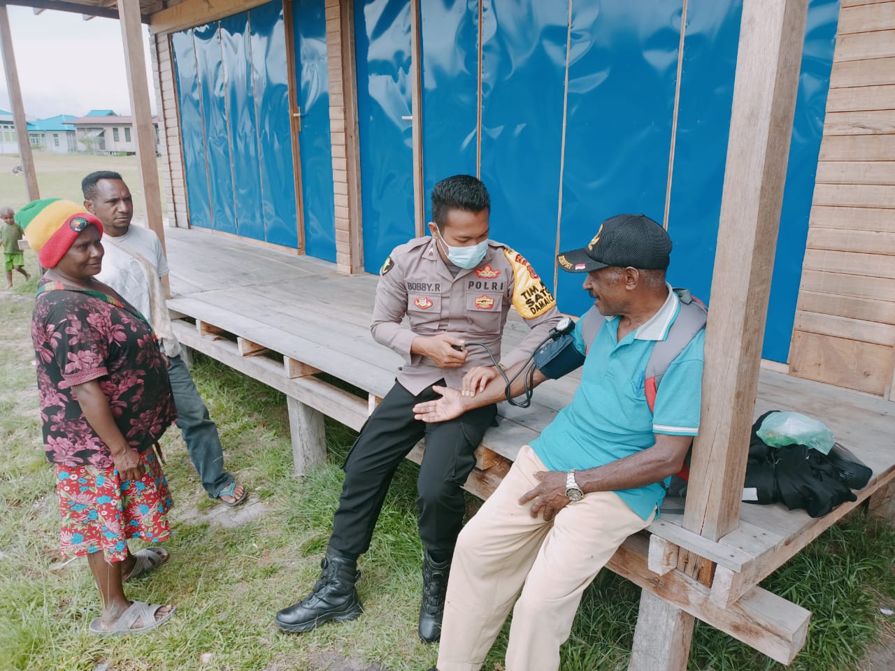 Tim Medis Satgas Binmas Pegunungan Bintang Terus Berikan Layanan Kesehatan Bagi Masyarakat