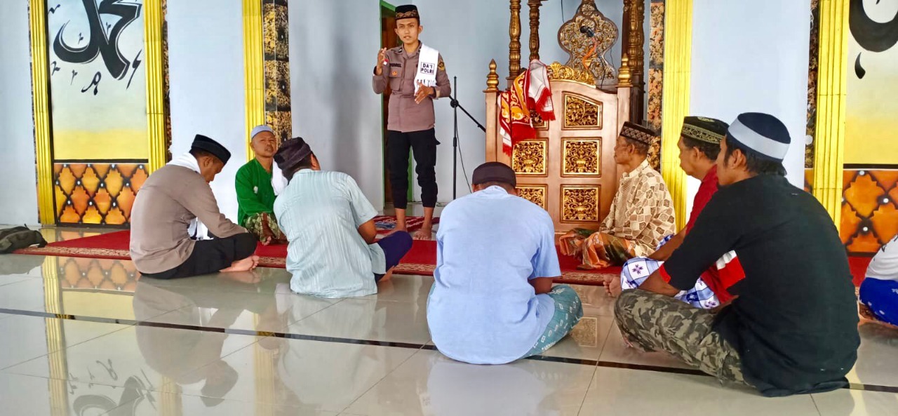 Memberikan Ceramah Hangat Kepada Warga, Bripda Farel Personel Polda Papua Bersama Personel Ops Madago Raya Sambangi Masyarakat di Desa Tokorondo Kabupaten Poso