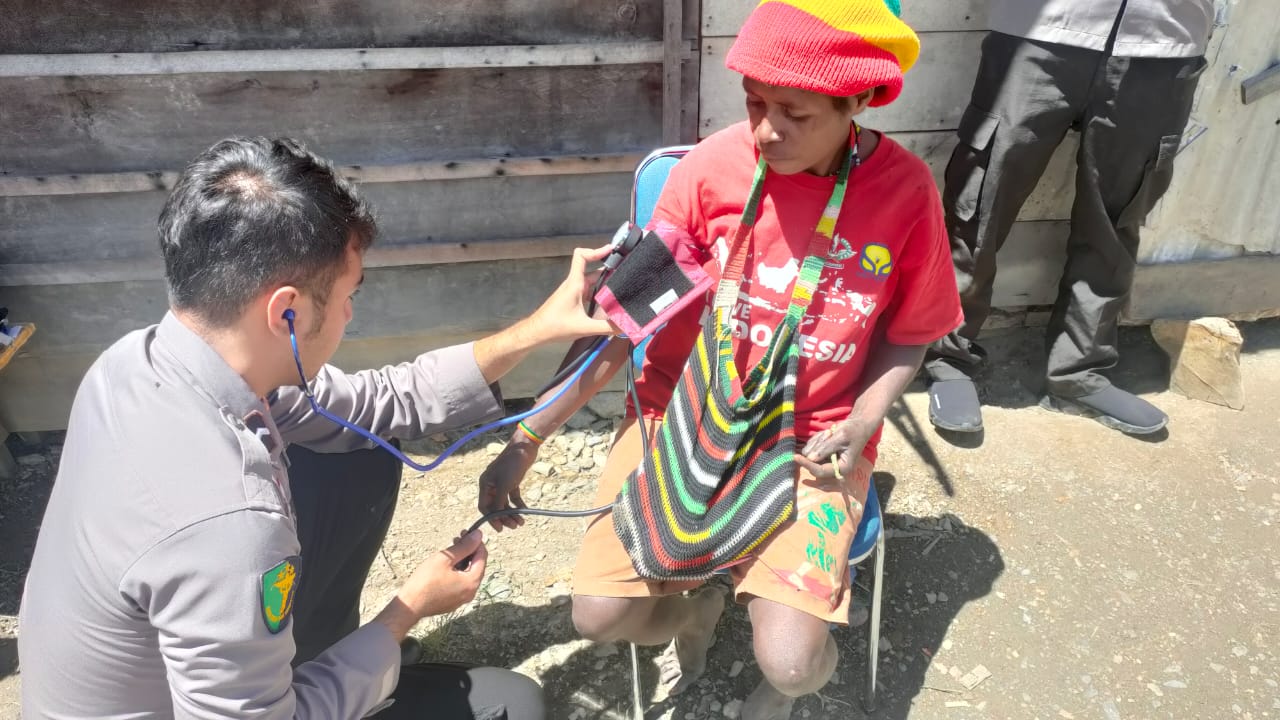Tim Medis Binmas Noken Terus Berikan Pelayanan Kesehatan Bagi Masyarakat Intan Jaya