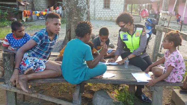 Belajar Membaca dan Menulis Anak-anak bersama Srikandi Polri Polres Jayapura