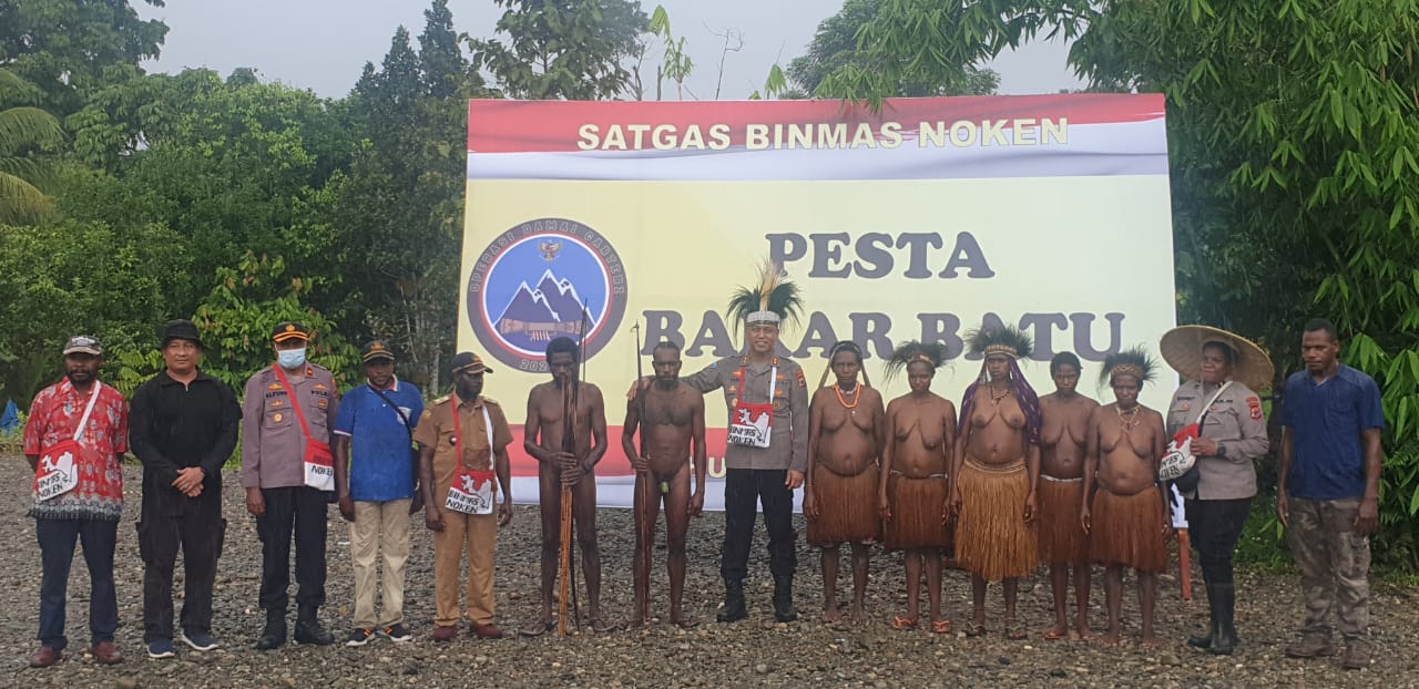 Lewat Pesta Bakar Batu, Binmas Noken Bangun Komunikasi Dengan Tokoh dan Masyarakat Yahukimo