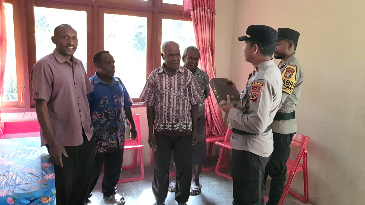 Kapolsek Kelila Polres Mamberamo Tengah Sambangi Tokoh Agama dan Memberikan Kenyamanan Bagi Masyarakat Kelila
