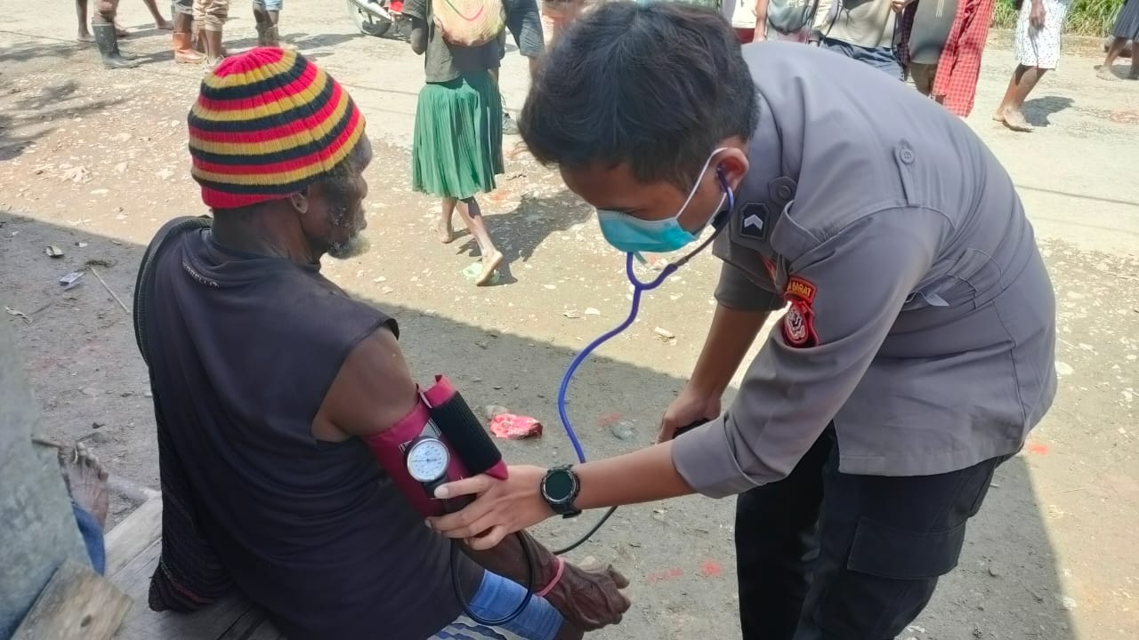 Tim Medis Satgas Binmas Noken Ops Damai Cartenz Kembali Beraksi Dengan Mengobati 2 Orang Masyarakat di Intan Jaya