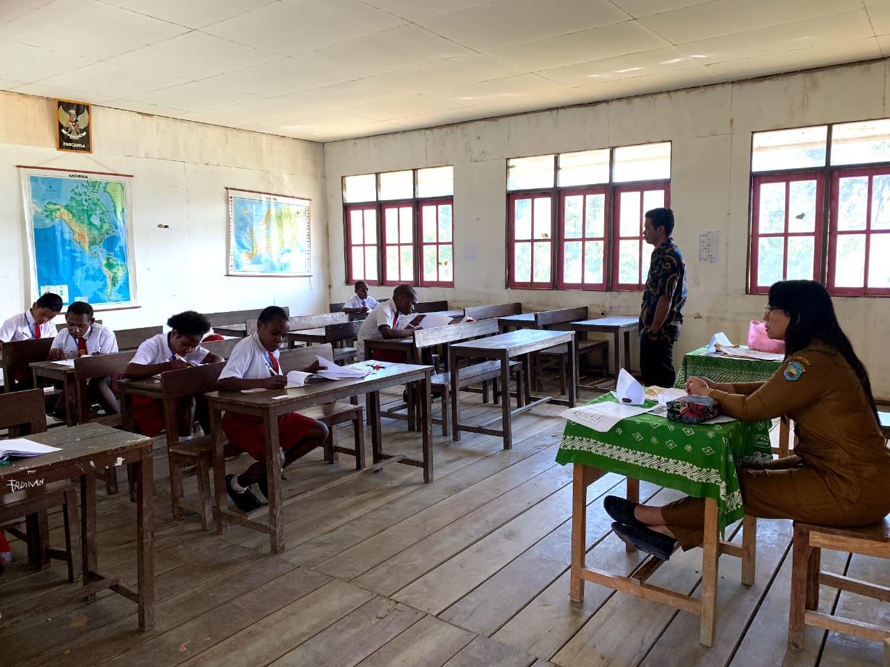 Satgas Binmas Noken Berikan Motivasi Para Siswa Yang Melaksanakan Ujian Sekolah