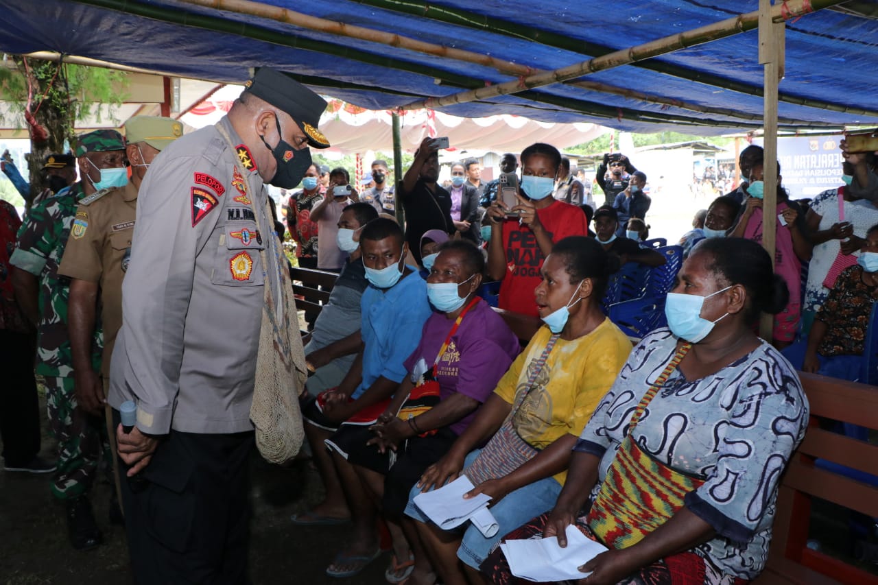 Kapolda Papua Kunjungi Gerai Vaksinasi di Distrik Demta Kabupaten Jayapura