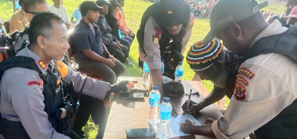 Sejahterakan Masyarakat, Kapolres Yahukimo Serahkan Tali Asih Untuk Masyarakat Kurima