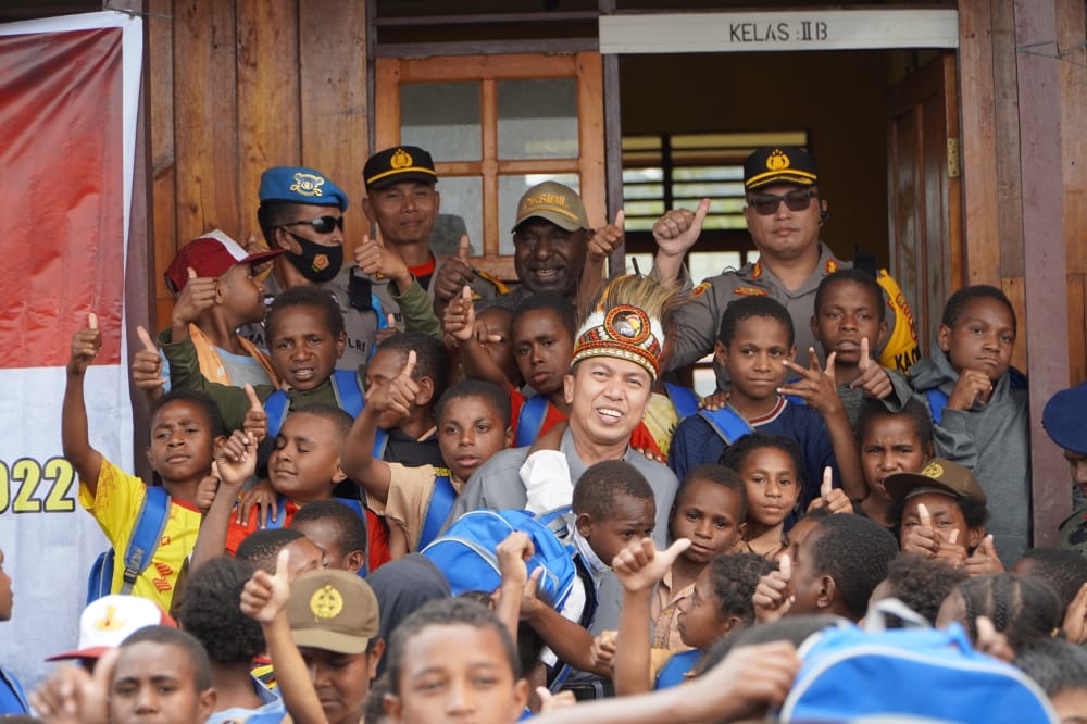 Kepala Operasi Damai Cartenz Salurkan Bantuan Sosial dari Yayasan Budha Tzu Chi Untuk Anak-anak Sekolah di Pegunungan Bintang Papua