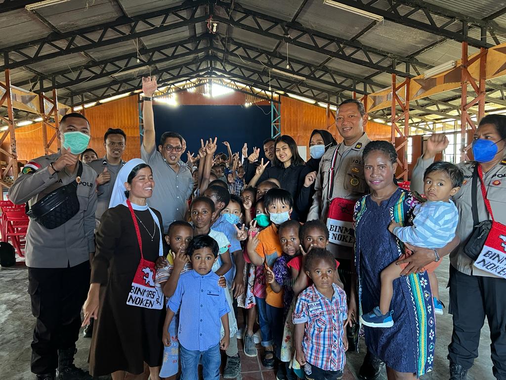 Jaga silaturahmi, Satgas Binmas Noken Operasi Damai Cartenz-2022 datang ke gereja Kristen Paroki Roh Kudus Mabilabol Oksibil