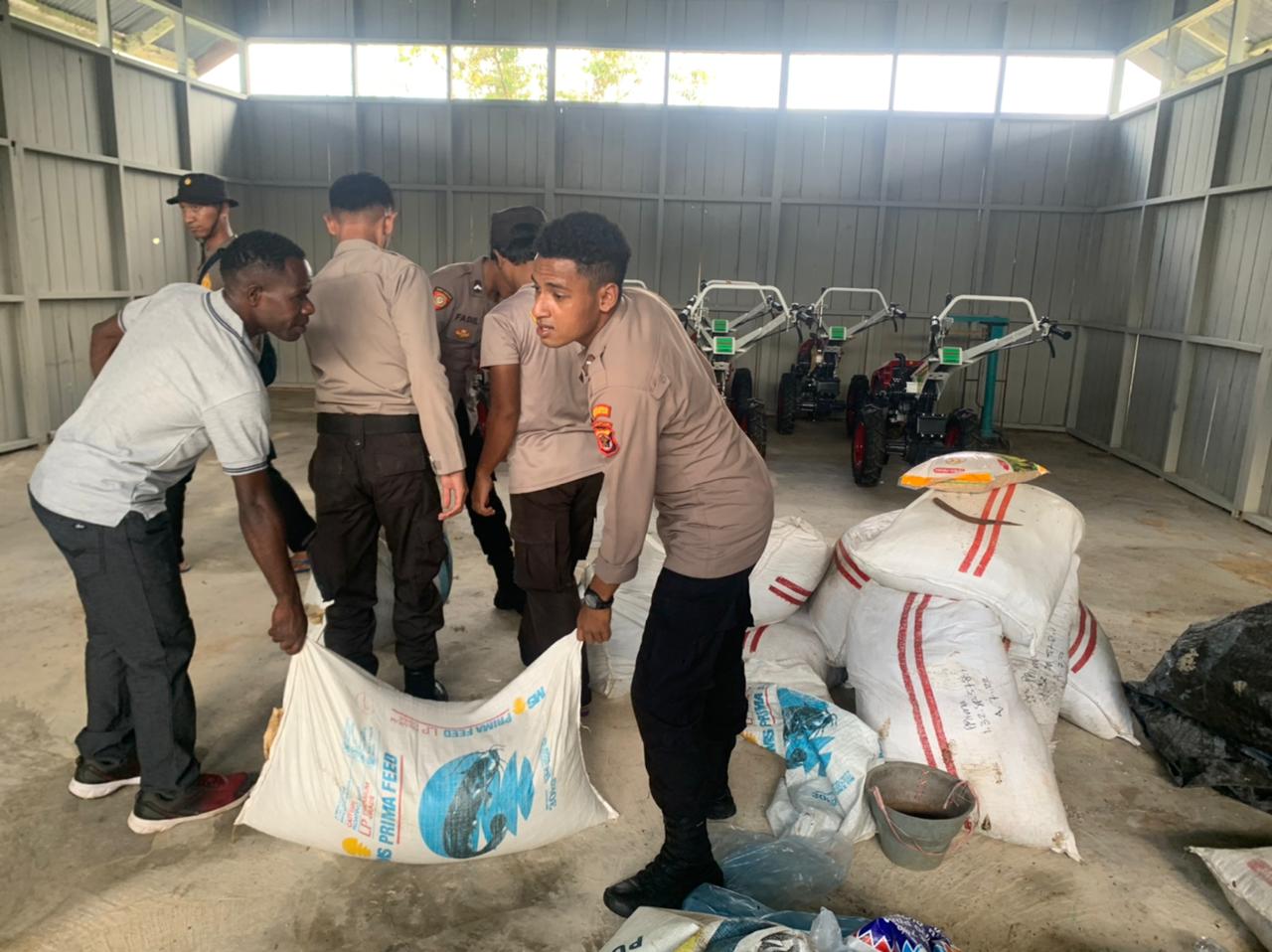 Binmas Noken Ops Damai Cartenz Terus Berikan Bantuan Pakan Ikan Pada Masyarakat