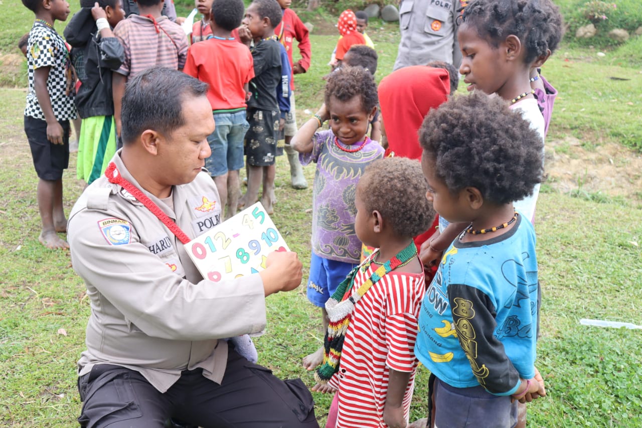Binmas Noken Hadir di Puncak, Berikan Semangat Belajar Kepada Anak Bangsa