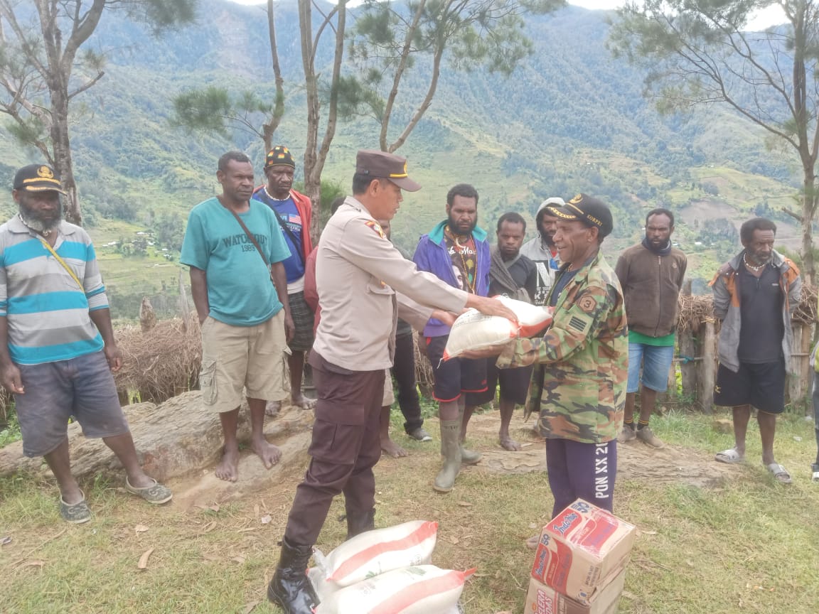 Kapolres Lanny Jaya Serahkan Bantuan Kepada Keluarga Duka Alm. Pdt. Abier Muriep