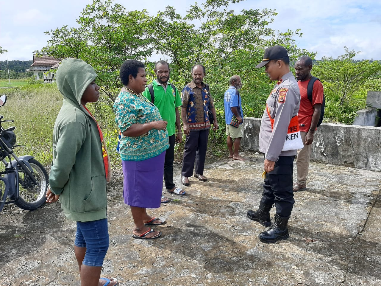 Sambangi Warga di Seputaran Kenyam, Binmas Noken Wilayah Nduga Beri Pesan-pesan Kamtibmas