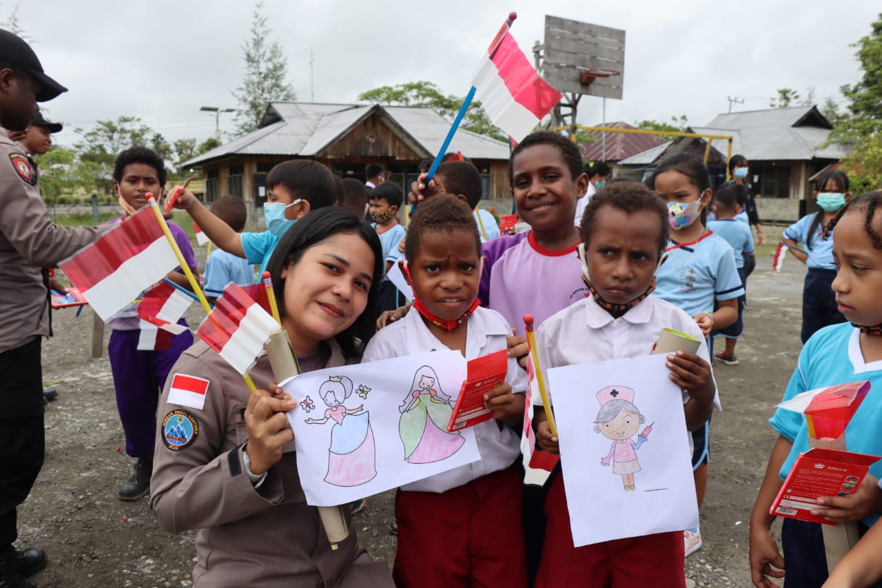 Ops Damai Cartenz-2022 Tanamkan Jiwa Nasionalis Sejak Dini Melalui Program Si Ipar di SD Anugerah Dekai Yahukimo
