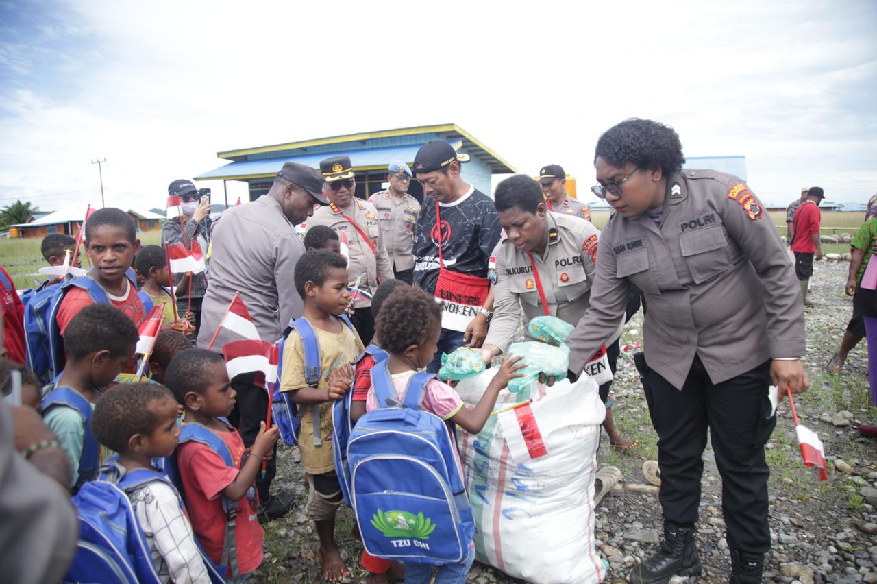 Ops Damai Cartenz Bersama Prof Dr. Hermawan Sulistyo Sasar Bimbel Pos PI Siloam Kenyam Salurkan Bantuan Yayasan Buddha Tzu Chi