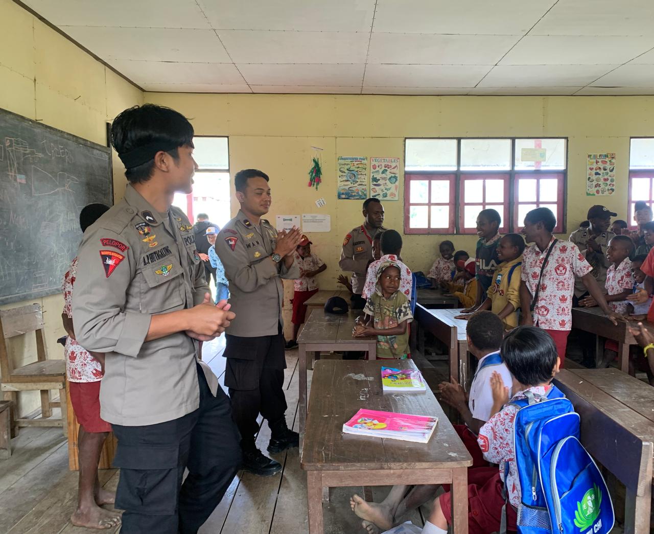 Tumbuhkan Semangat Belajar, Satgas Preventif Wilayah Intan Jaya Bermain Dan Belajar Bersama Siswa SD Negeri Inpres Yokatapa