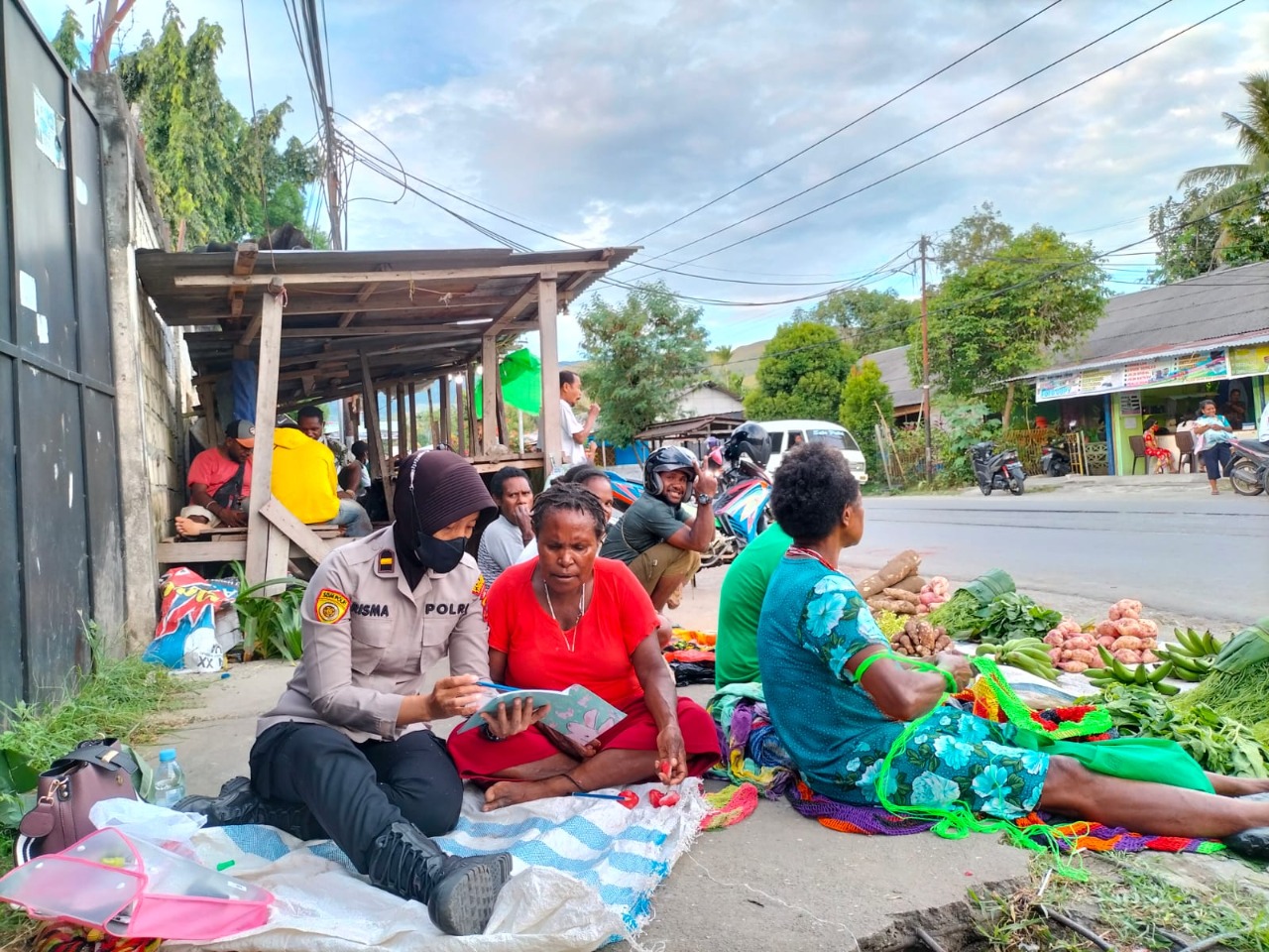 Sembari Berjualan, Mama-Mama Belajar Baca Tulis Bersama Polwan Polres Jayapura