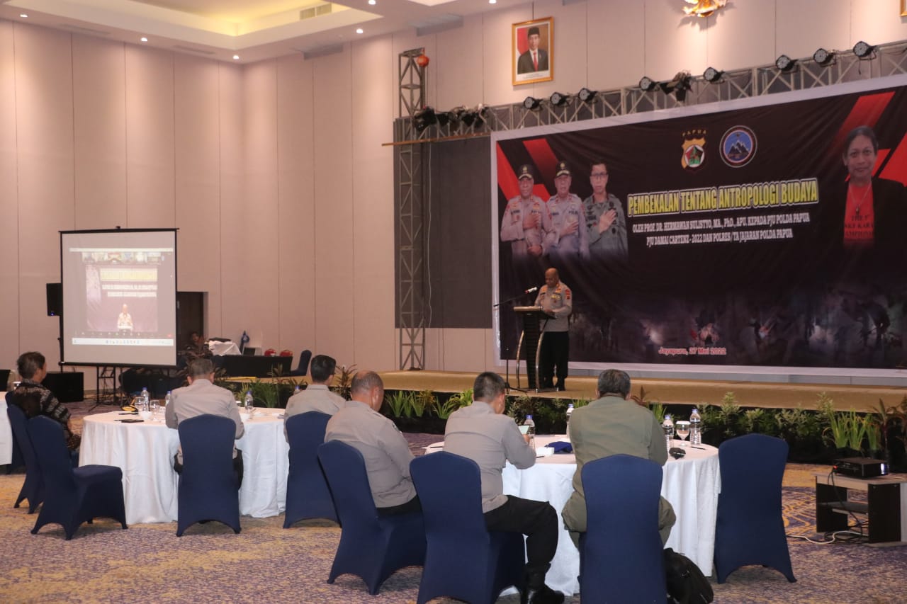 Pembekalan Prof. Dr. Hermawan Sulistyo, M.A., PHD., APU. Kepada Pejabat Utama Polda Papua