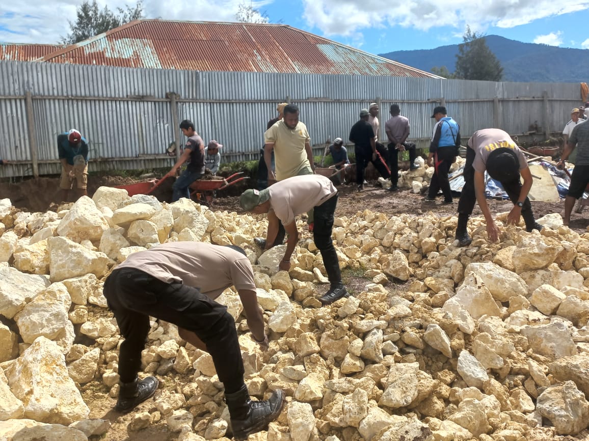 Kerja Bakti Personel Polres Deiyai Bersama Jemaat Gereja GKI Yudea Waghete