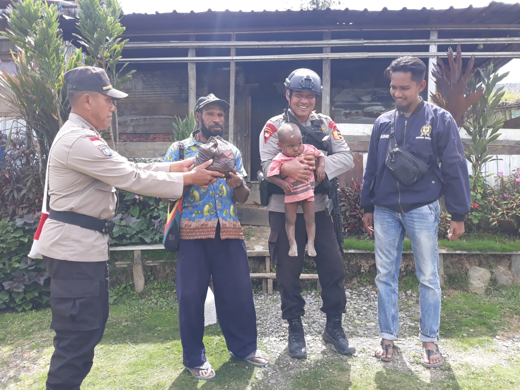 Di Kabupaten Puncak, Binmas Noken Gandeng Tokoh Adat Untuk Berikan Penjelasan Program Ops Damai Cartenz