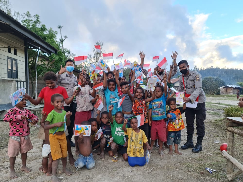 Ini Cara Polisi Mengajar di Pedalaman Papua Lewat Program Polisi Pi Ajar