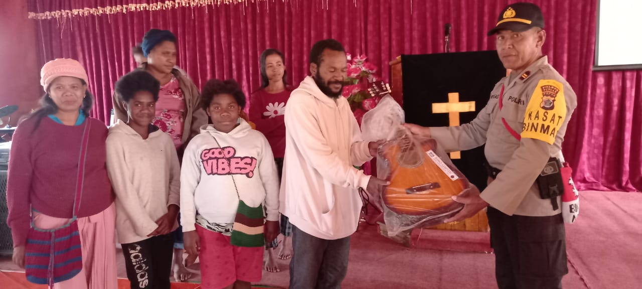 Ops Damai Cartenz Bantu Pemuda Gereja, Berikan Alat Musik dan Al-Kitab