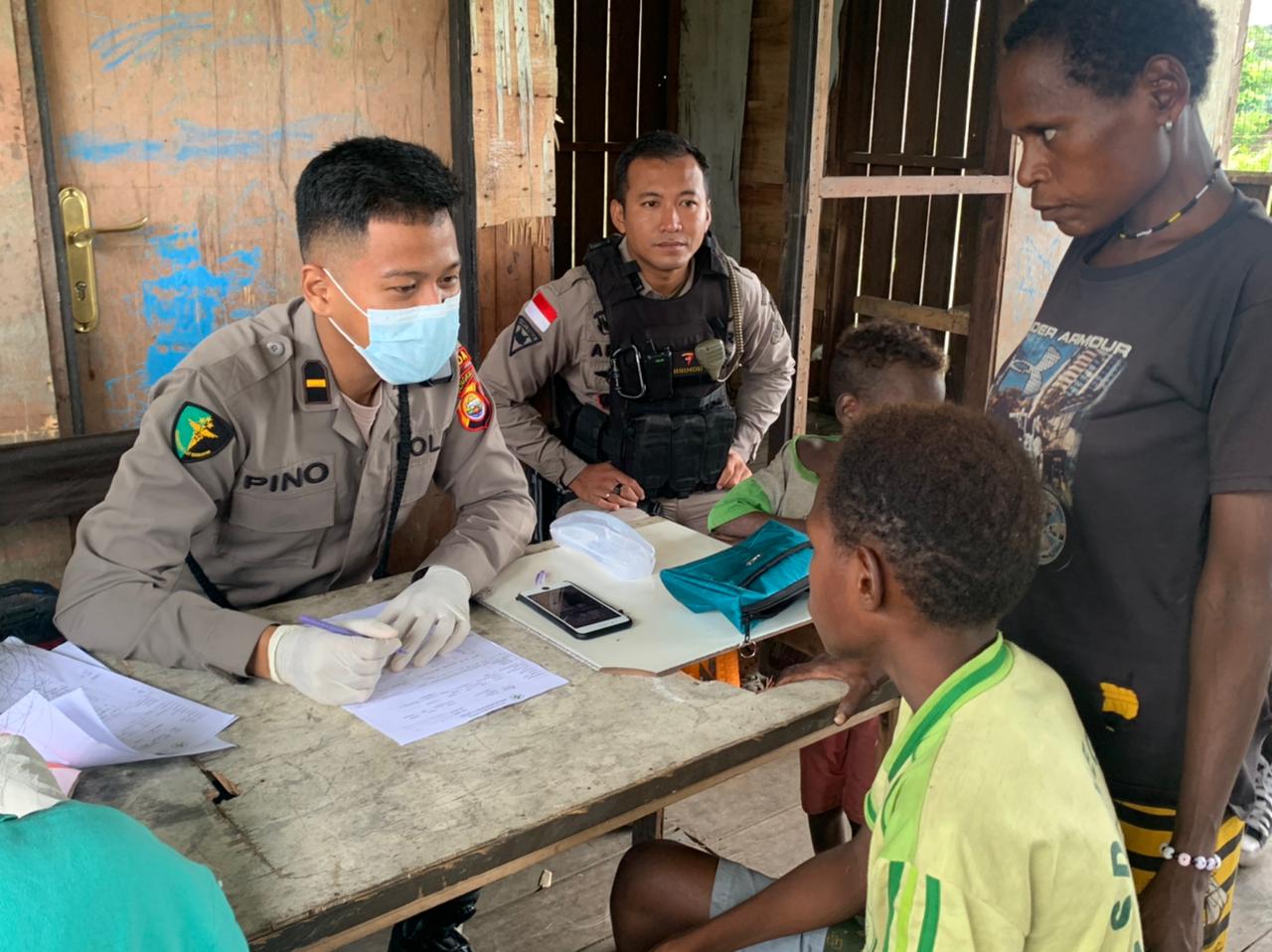 Tim medis Satgas Binmas Ops Damai Cartenz-2022 Berikan Pelayanan Medis Kepada Masyarakat Kabupaten Yahukimo