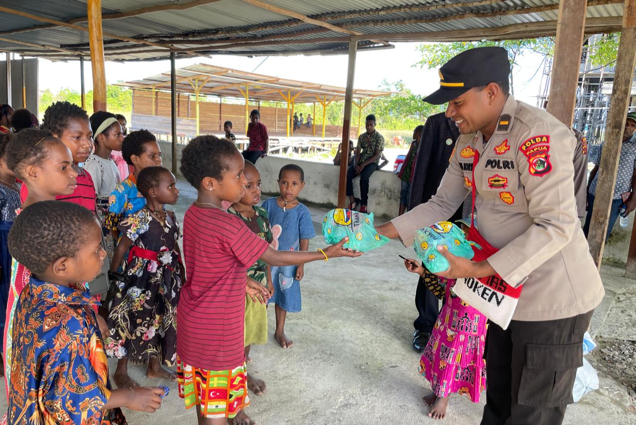 Jalin Silaturahmi Bersama Gereja Kolam Bethesda Kenyam, Binmas Noken Berikan Bantuan Al-Kitab dan Sampaikan Pesan-pesan Kamtibmas